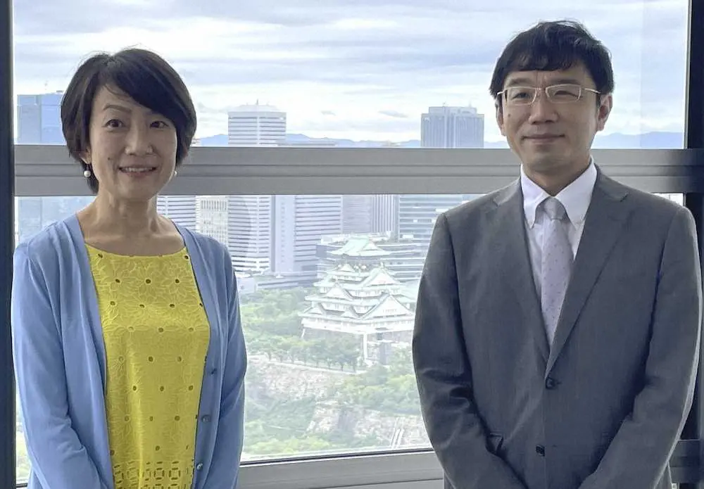 NHK大阪放送局の局長会見に登場し、ラジオ番組をアピールする鹿島綾乃アナ（左）と大山武人アナ
