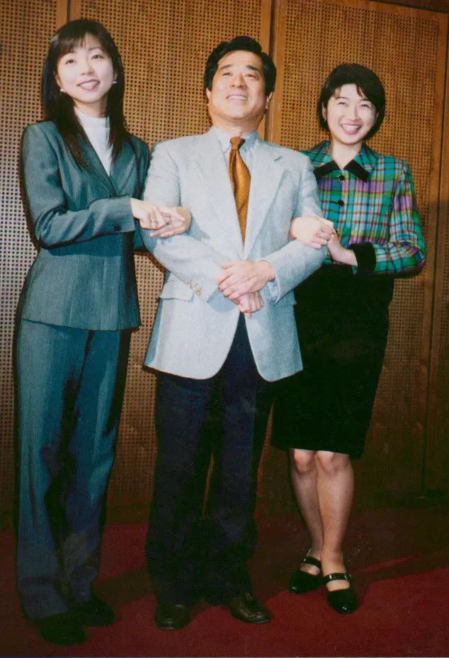 99年撮影。NHKの久保純子（左）・青山祐子（右）・松平定知（中央）アナウンサー