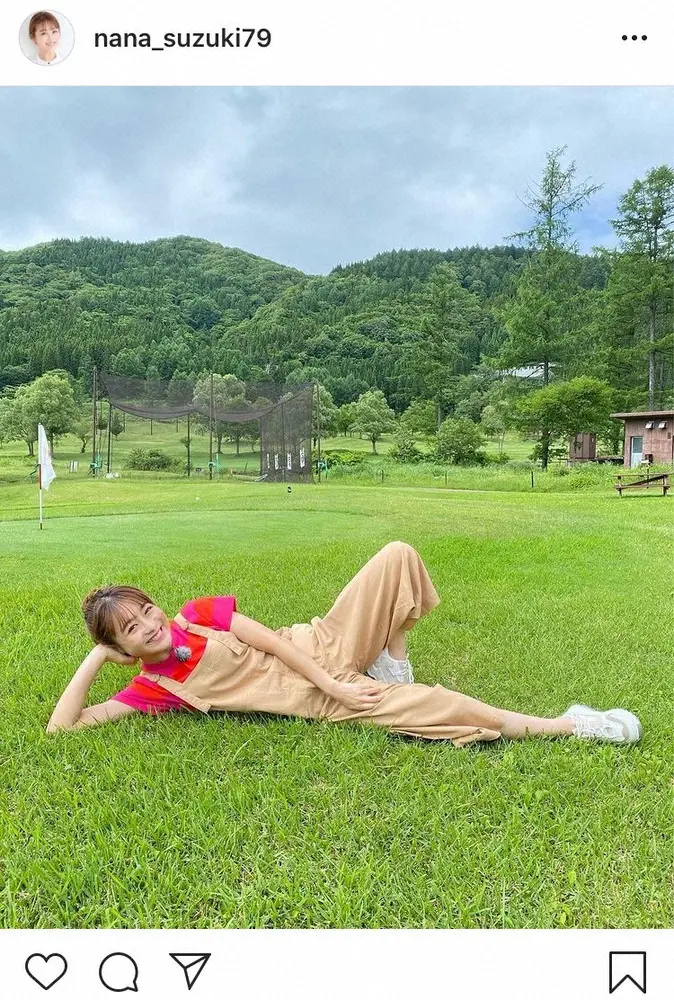 【画像・写真】鈴木奈々　大自然に囲まれ芝生に寝そべる姿に「笑顔が最高」「気持ち良さそう」の声