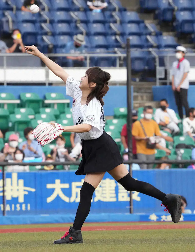 渡辺美奈代が始球式　超ミニスカート姿でノーバン投球　背番号は「374」