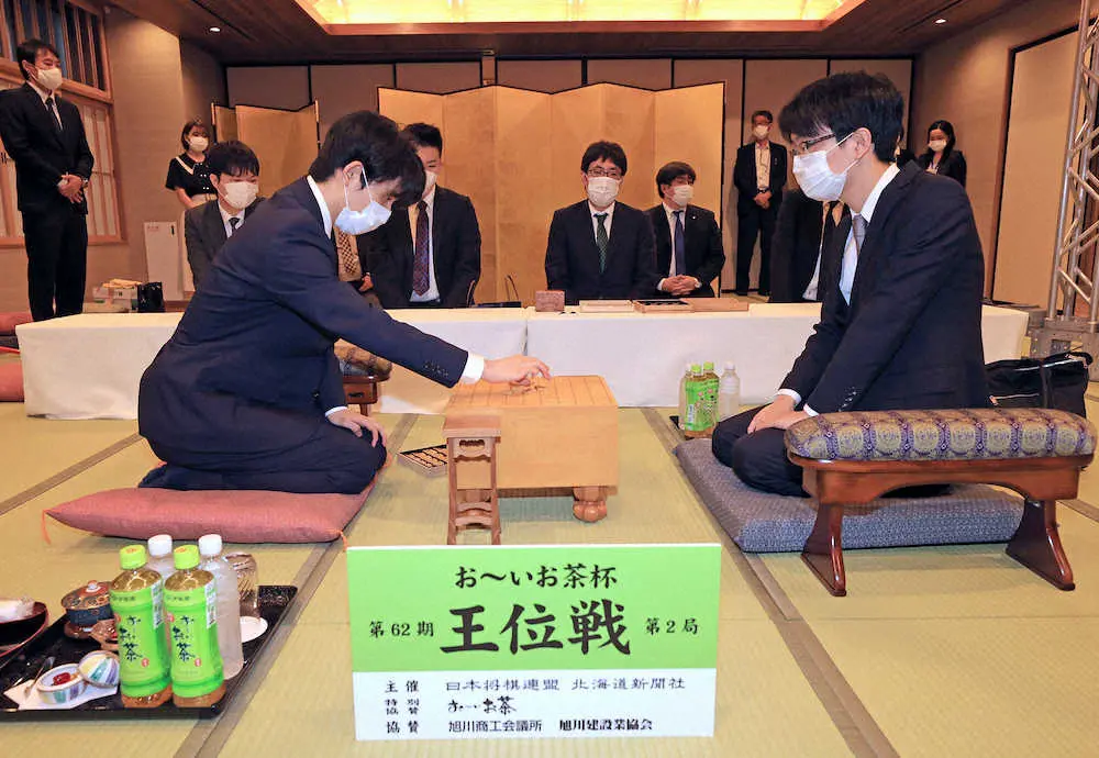 対局室で盤や駒を検分する藤井聡太王位（左）と豊島将之二冠（代表撮影）