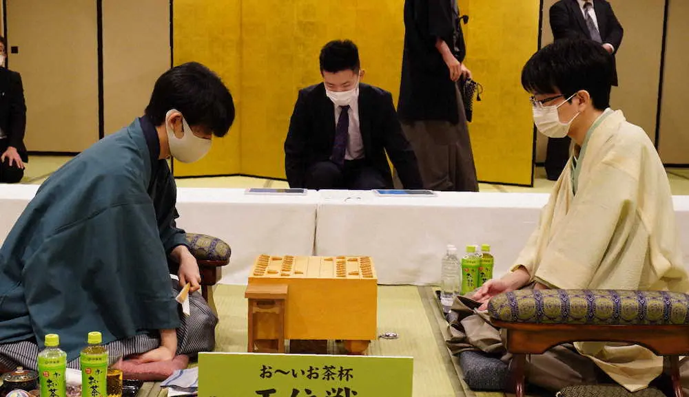 王位戦第2局、藤井聡太王位（左）と豊島将之竜王（日本将棋連盟提供）