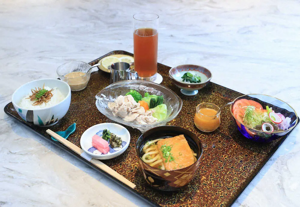 豊島将之2冠が2日目の昼食に選んだ「豚しゃぶときつねうどんセット」と「サラダ」「アイスティー」