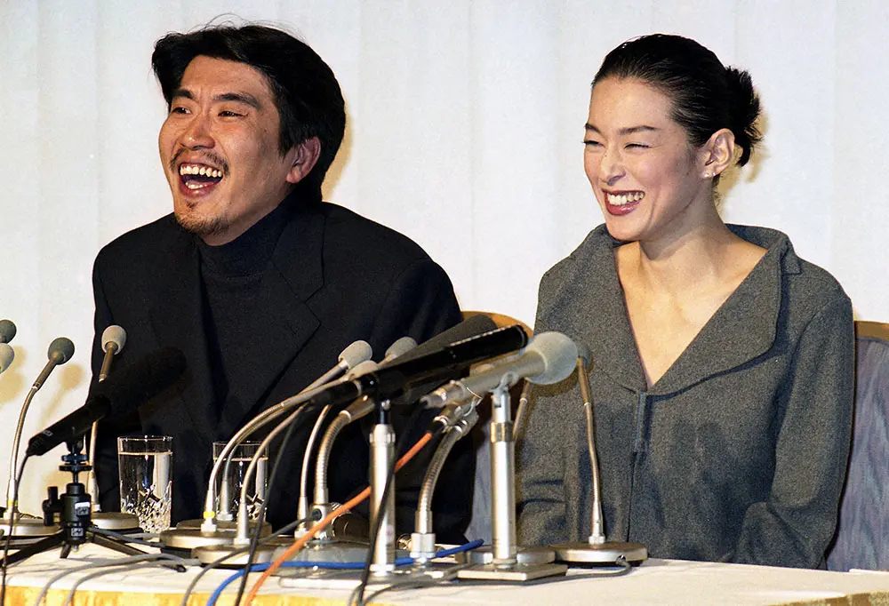1998年11月、結婚会見で笑顔を見せる石橋貴明（左）と鈴木保奈美