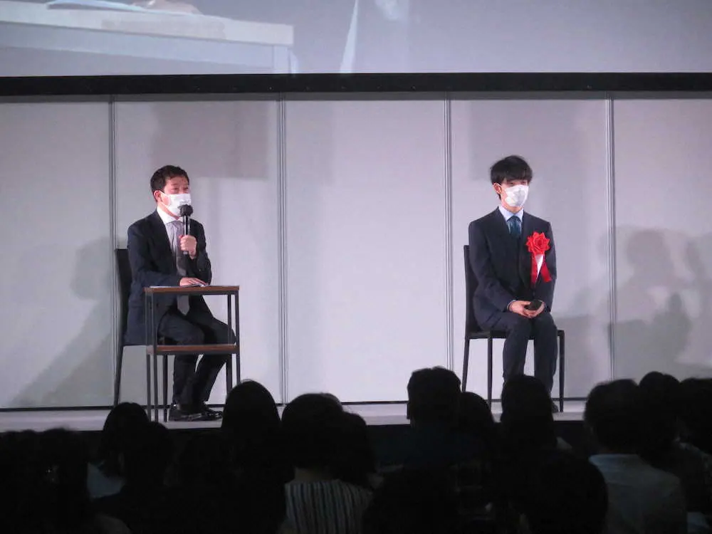 棋聖戦での初防衛祝賀会で「サバンナ」高橋茂雄（左）とトークショーを行った藤井聡太2冠