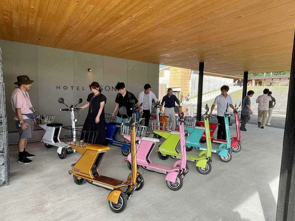 三重県の商業リゾート施設VISONで始まったモビリティシェアサービス「GOGO！シェア」の利用風景