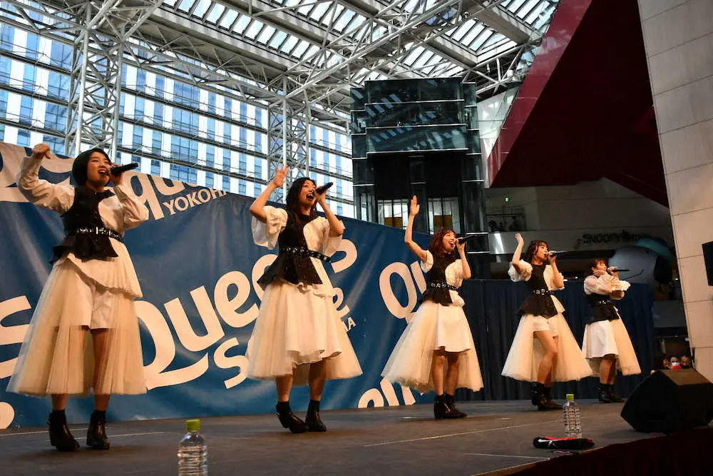 23日、「Dance　Dance　Dance」でパフォーマンスを披露した「私立恵比寿中学」の（左から）柏木ひなた、小林歌穂、真山りか、星名美怜、中山莉子
