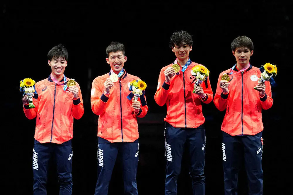 ＜男子エペ団体決勝＞金メダルを手に笑顔を見せる（左から）加納、見延、宇山、山田（撮影・会津　智海）