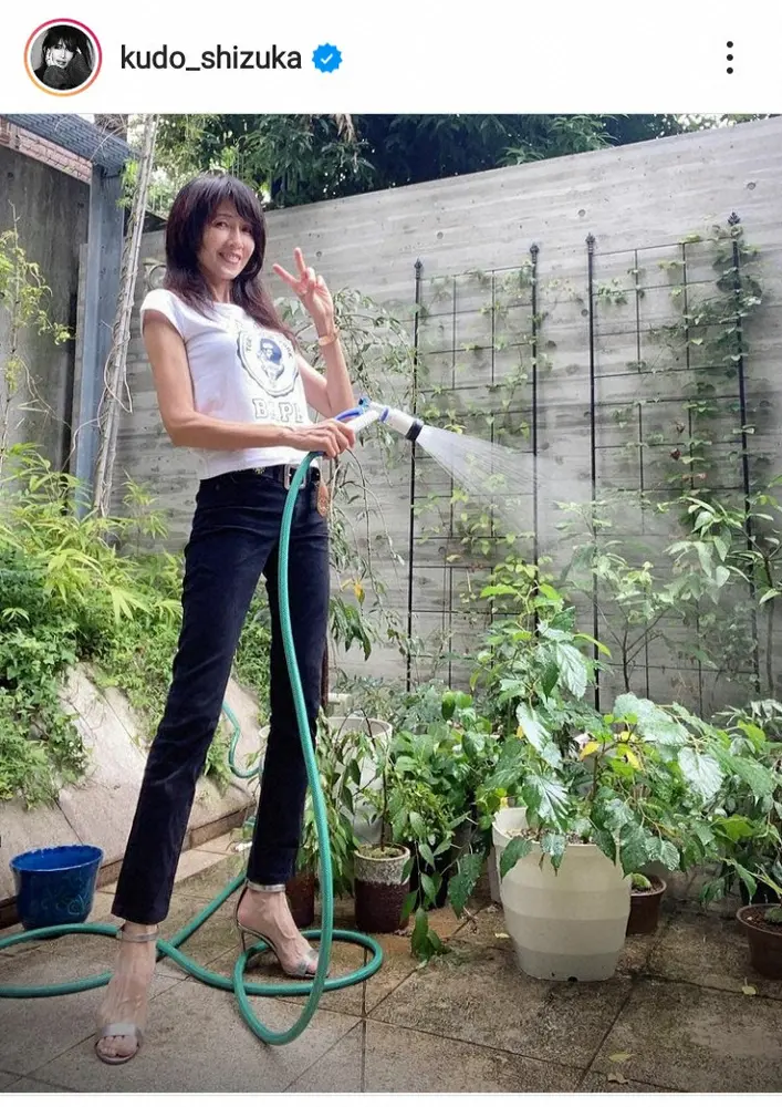 【画像・写真】工藤静香　Tシャツ、ジーンズ姿で植物の水やり＆愛犬の散歩「脚長い～」「美脚ですね」「カッコイイ」の声