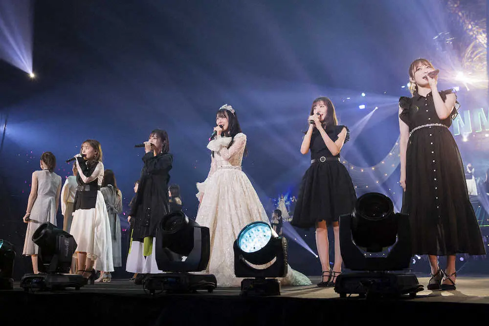 卒業コンサートを開いたNMB48・白間美瑠（右から3人目）と、駆けつけた同期の（右から）吉田朱里、渡辺美優紀、山本彩、山田菜々ら　（C）NMB48