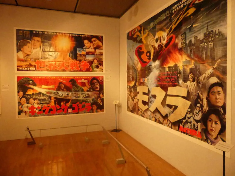 「円谷英二展」が開催中。怪獣映画のコーナーに掲示された迫力満点のポスターは圧巻