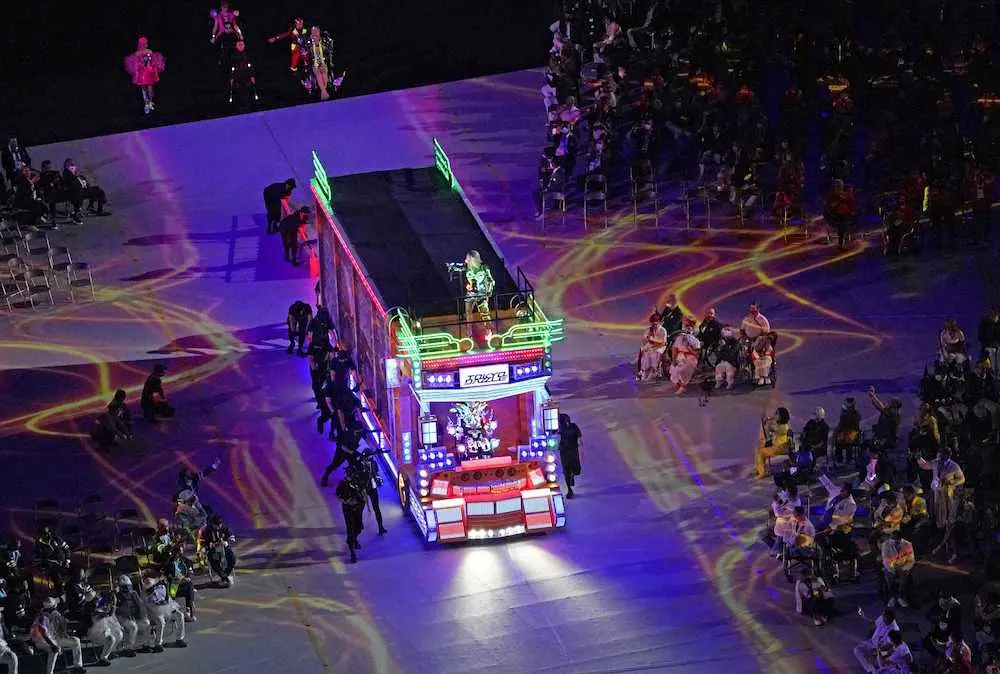 東京パラリンピックの開会式に登場した光るトラック＝24日夜、国立競技場
