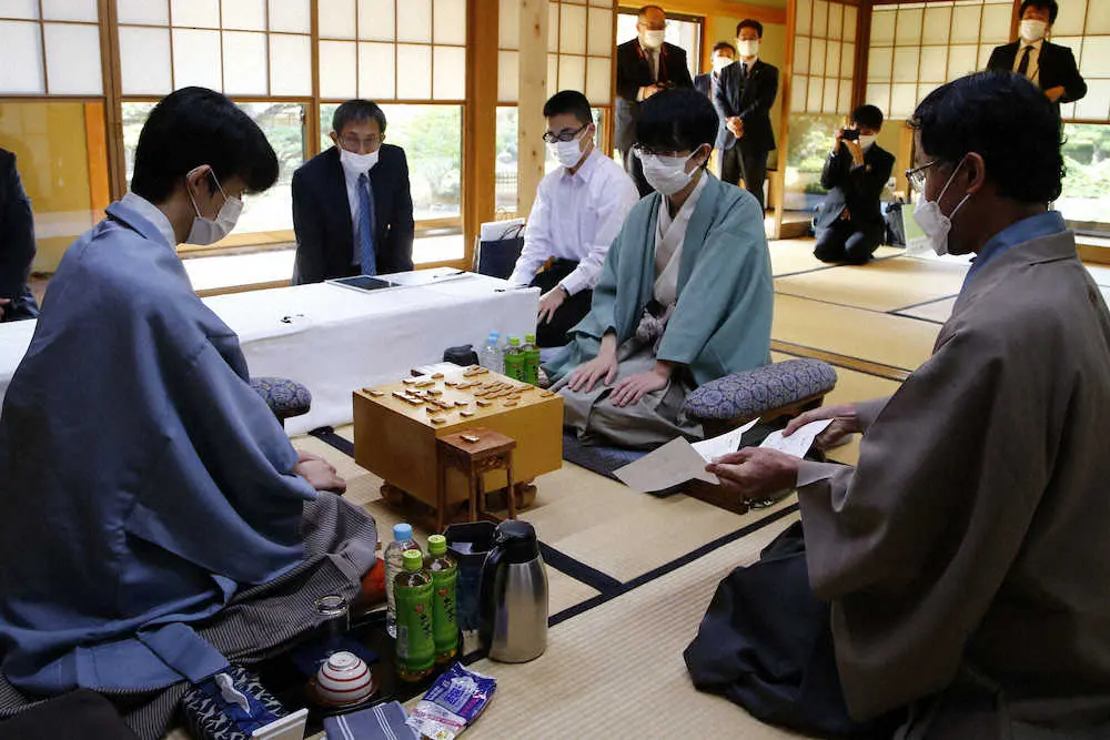 藤井王位　豊島竜王との第5局2日目始まる　昼食休憩時点で「藤井優勢」　勝てば棋聖に続く連続防衛