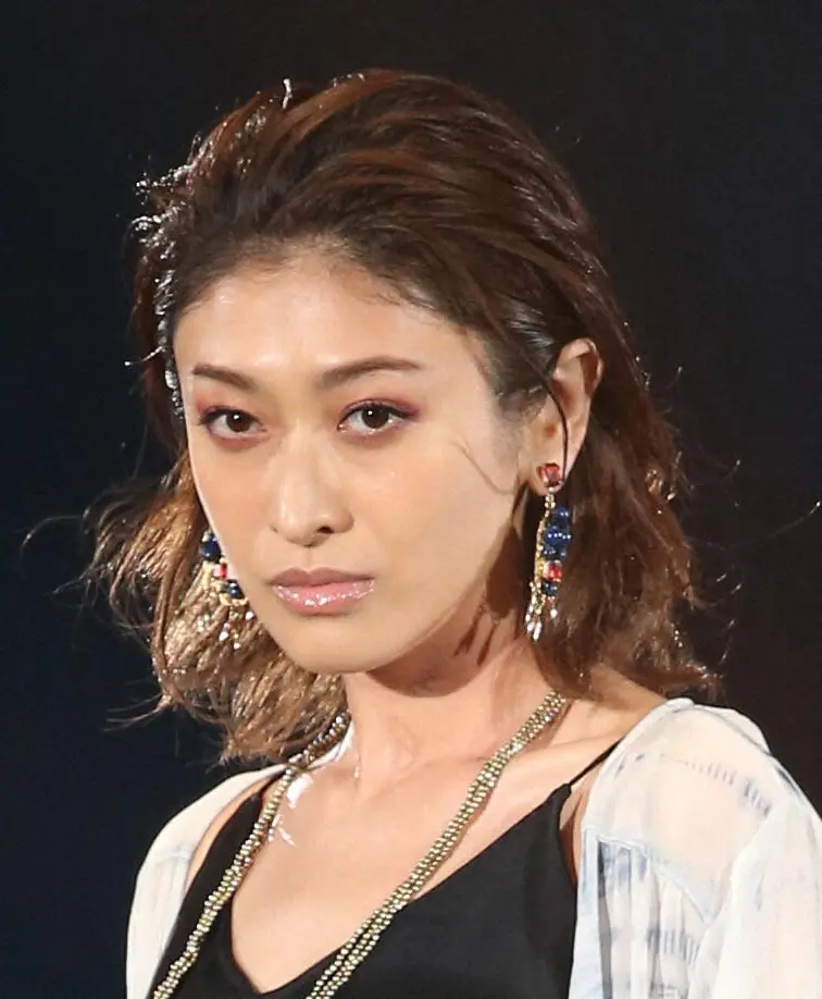 山田優「スケスケトップス」の私服姿に「スタイル抜群」「母親には見えない」の声