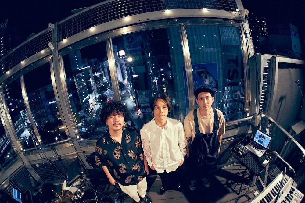 東京・渋谷のビル屋上で無観客ライブを開催し、メジャーデビュー決定を発表したOmoinotake