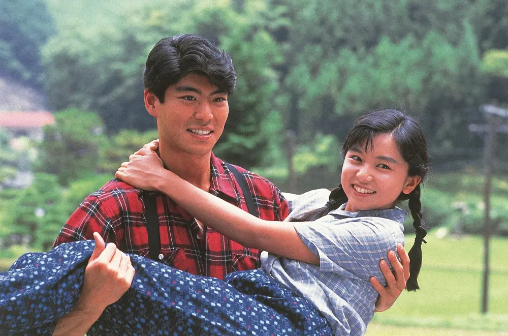 1988年後期の連続テレビ小説「純ちゃんの応援歌」で恋人役を演じた高嶋政宏とヒロイン・山口智子（C）NHK