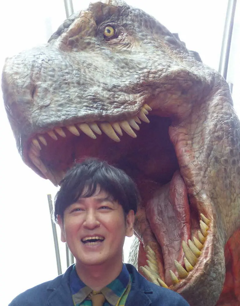 恐竜体験ライブ「TIME　DIVER」のPRイベントで巨大恐竜メカニカルスーツにかみつかれるココリコの田中直樹