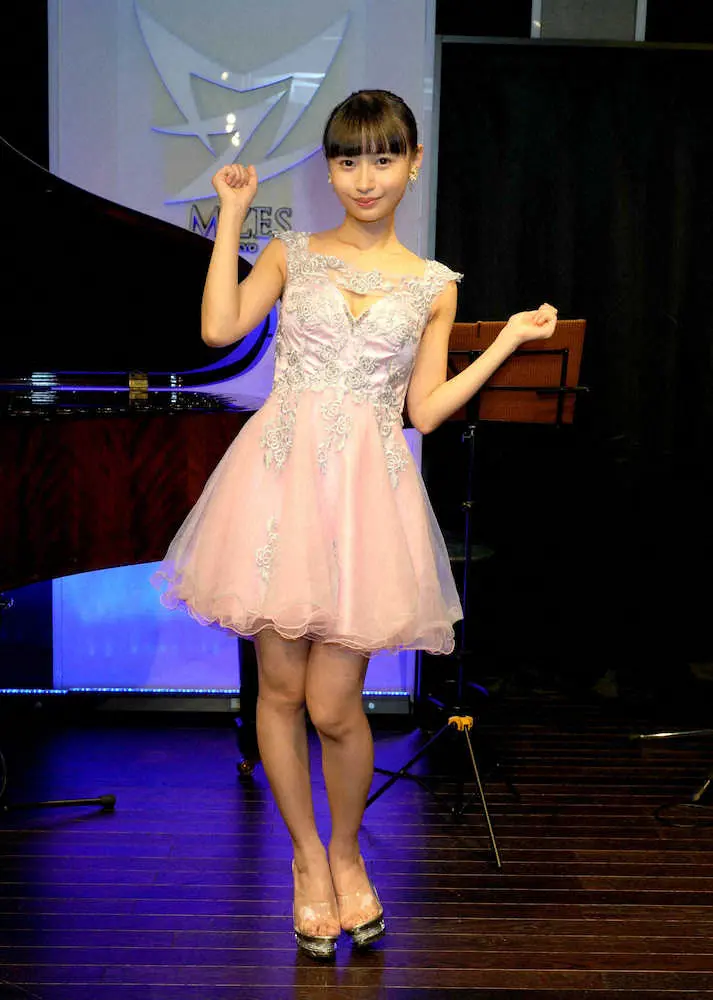 望月琉叶が初の生配信ライブ　ドレスで演歌、ピアノ演奏「新人賞目指したい」