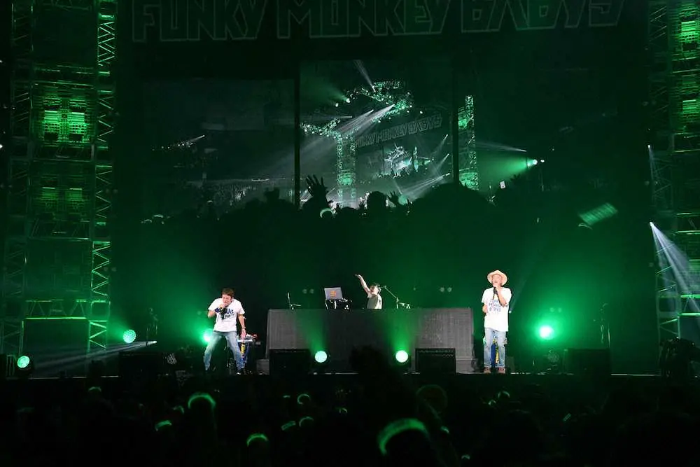 再始動後初のライブで熱唱するFUNKY　MONKEY　BΛBY’Sのファンキー加藤（左）とモン吉
