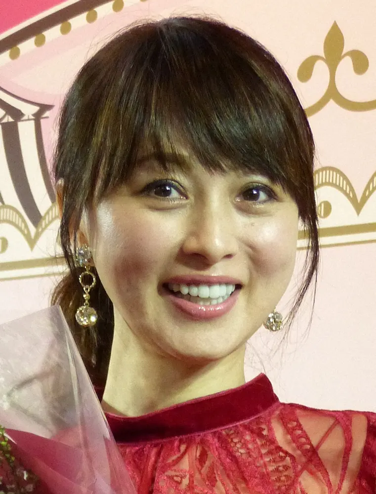 渡辺美奈代　“黒ショーパン”のシンプルコーデ披露　ファン「脚ほそっ」「メロメロです」