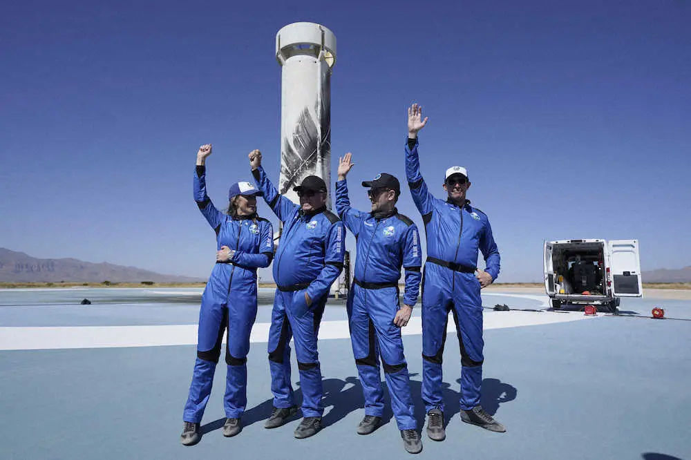 宇宙旅行を経験したシャトナー氏（左から2人目）ら4人の乗客（AP）