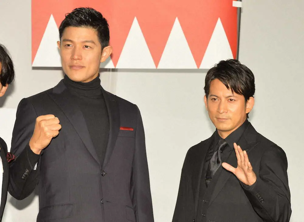 映画「燃えよ剣」の初日舞台あいさつに出席した、（左から）鈴木亮平、岡田准一
