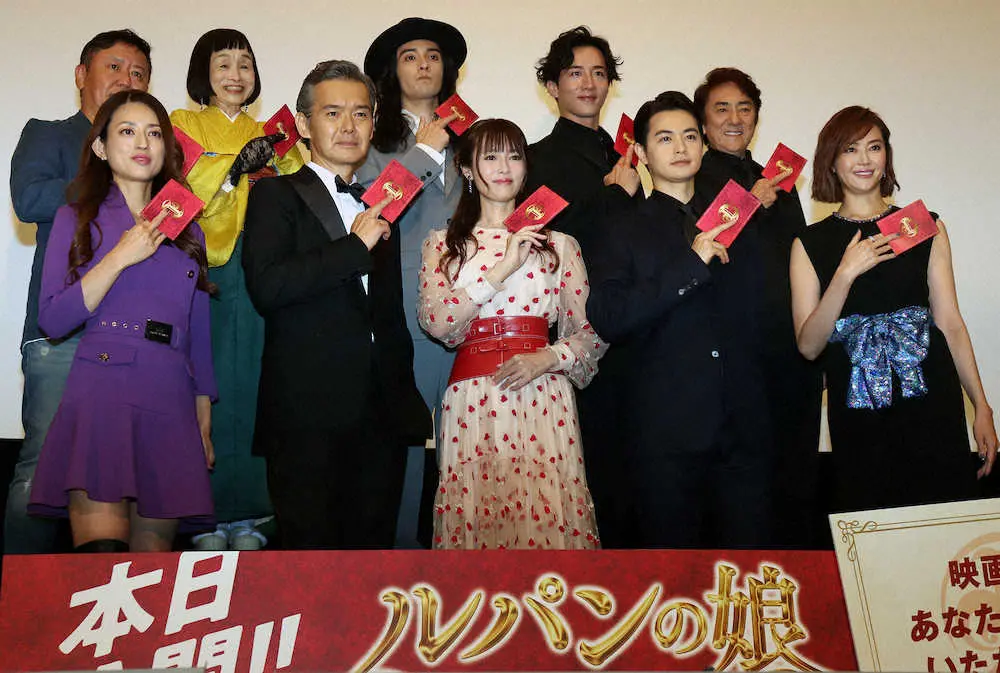映画「劇場版　ルパンの娘」の初日舞台あいさつを行った深田恭子（前列中央）ら