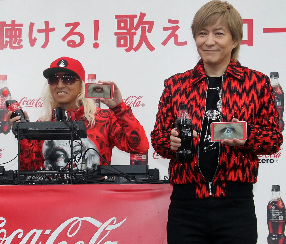 15年にコカ・コーラのイベントに出演した小室哲哉（右）とDJ　KOO