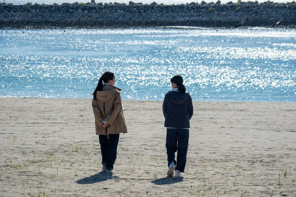 連続テレビ小説「おかえりモネ」第119話。百音（清原果耶・左）と未知（蒔田彩珠）は浜へ（C）NHK