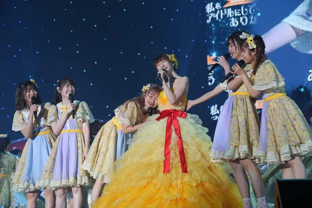 ひまわりカラーのドレスを着て、卒業コンサートで歌うNGT48荻野由佳