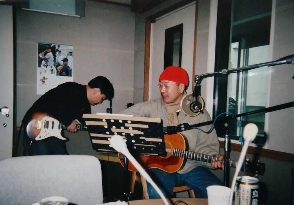 1999年、MBSラジオ「冬眠返上菊水丸」で矢沢永吉に提供した「A　DAY」を歌う西岡恭蔵さん（右）
