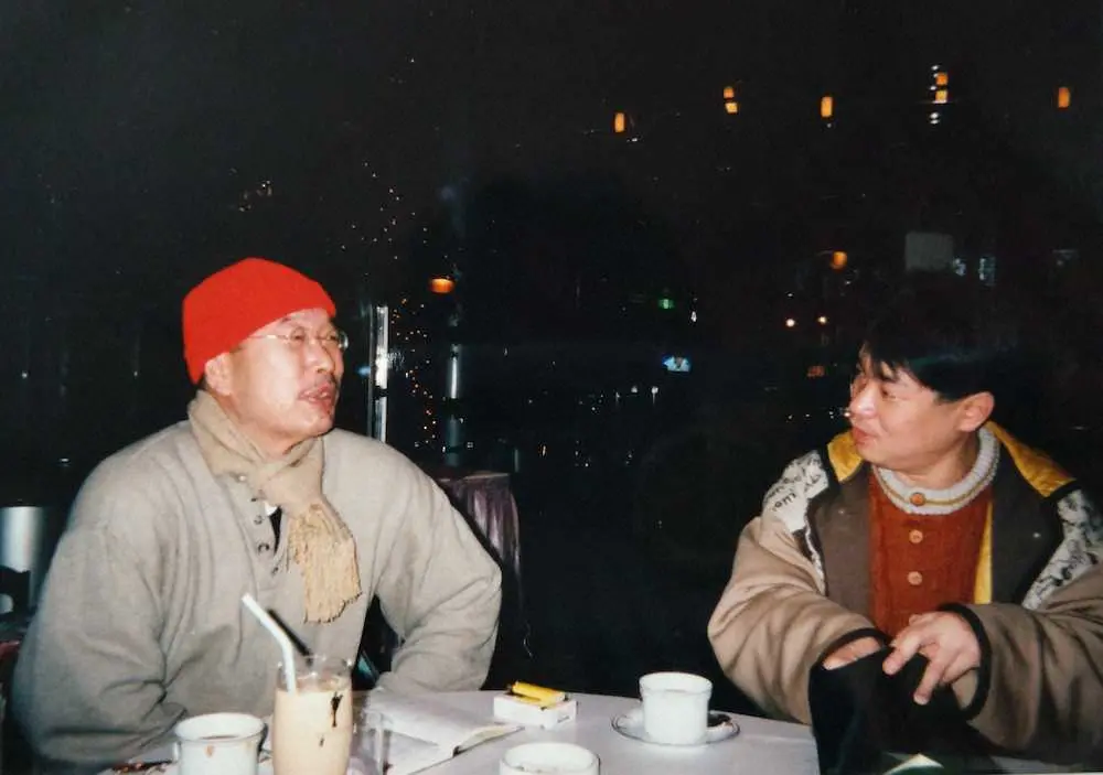 私、河内家菊水丸（左）とMBS1階の喫茶店で語り合う西岡恭蔵さん