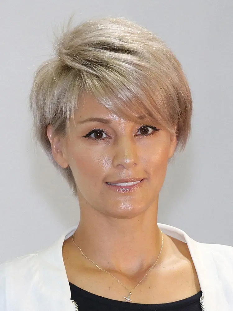 梅宮アンナ「家族一同、秋山君には感謝　忙しい中来てくれて」　ロバート秋山が梅宮辰夫さん墓参り