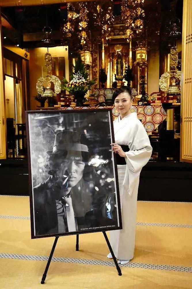 松田優作さんの三十三回忌法要で故人のパネルを掲げる妻の松田美由紀