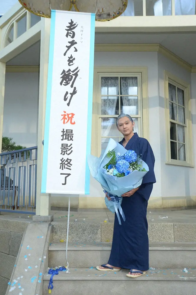 主演を務める大河ドラマ「青天を衝け」のクランクアップを迎え、花束を受け取る吉沢亮（C）NHK