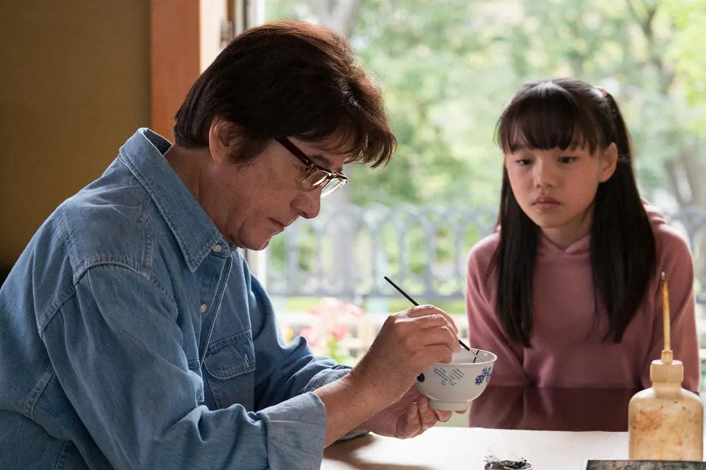 「SDGsミニドラマ」の一編「Kintsugi―The　Art　of　Repair」で2019年前期の連続テレビ小説「なつぞら」以来の共演を果たした草刈正雄と粟野咲莉（C）NHK