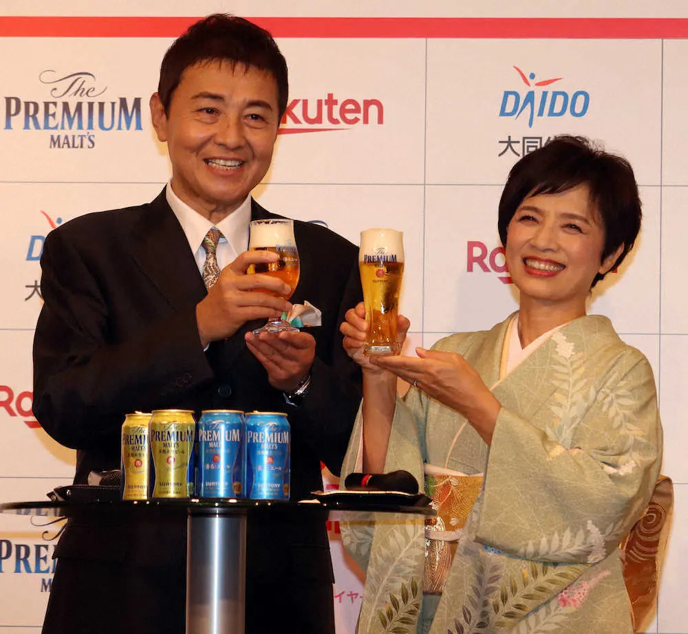 「いい夫婦　パートナー・オブ・ザ・イヤー2021」に選ばれ、ビールで乾杯する渡辺徹、榊原郁恵夫妻