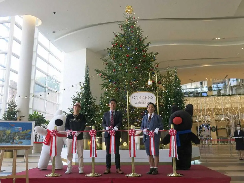 「阪急西宮ガーデンズ」でのクリスマスイベントでテープカットする（左から）、中村輪夢、山内恒治館長、団長安田、Gaspard