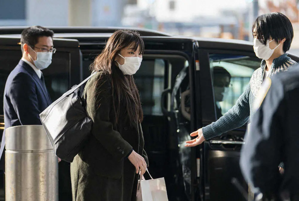 米ニューヨークのケネディ国際空港に到着した、眞子さんと夫の小室圭さん