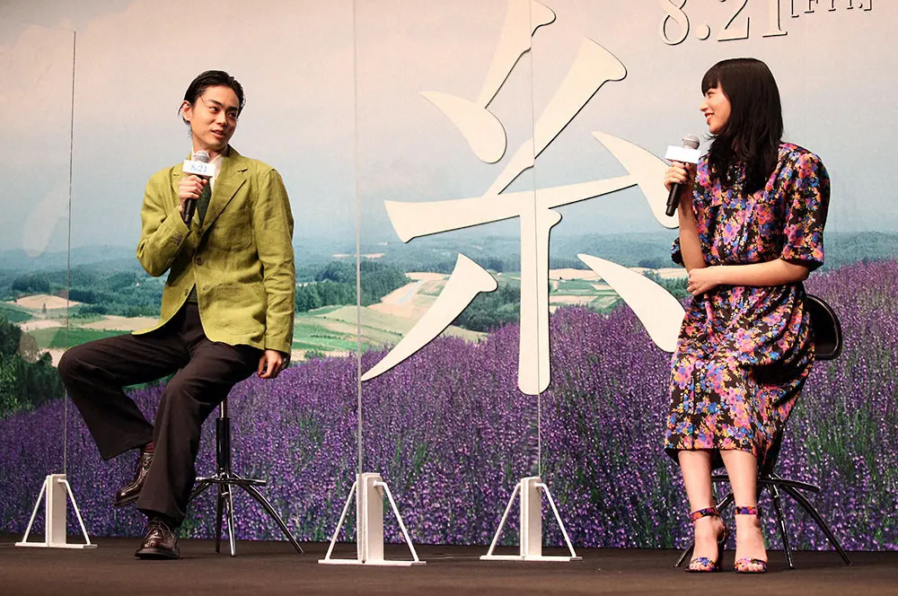 昨年8月に行われた映画「糸」の完成報告会。アクリル板を挟み、トークセッションを行うダブル主演の菅田将暉と小松菜奈