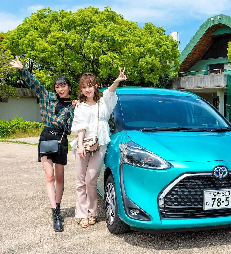 トヨタのオススメ車種とともに、福岡周辺を旅している。海月と新木（左から）