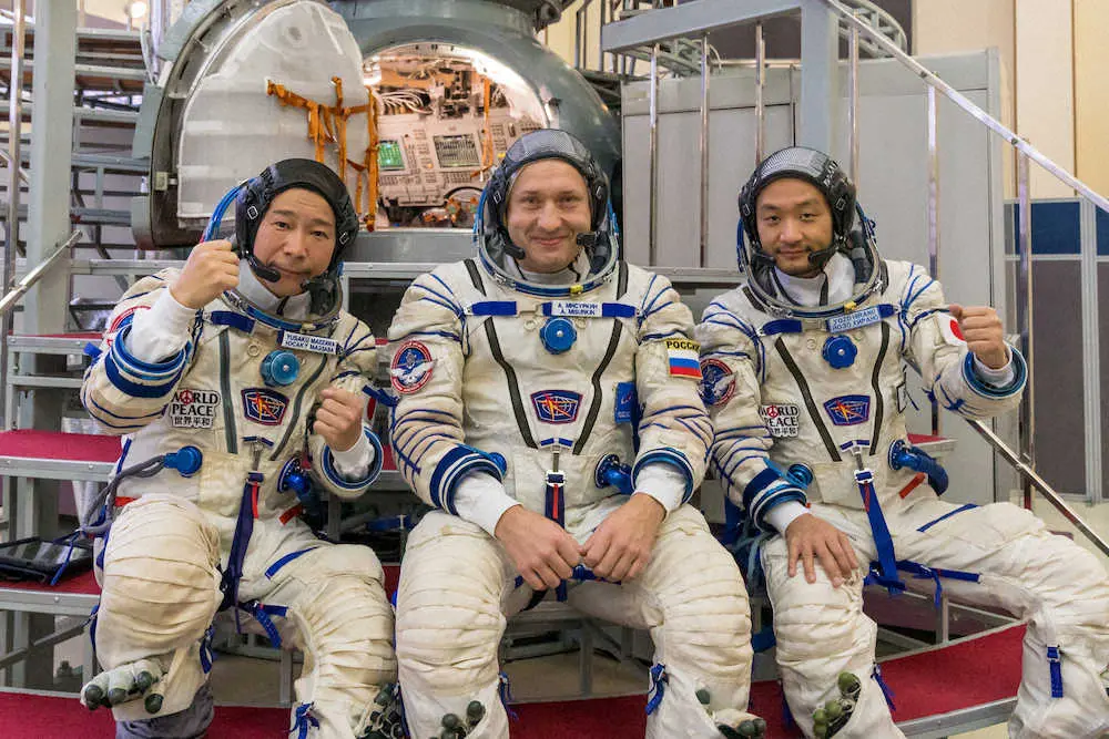 ソユーズ宇宙船搭乗に向けた実技訓練を前にリラックスした表情を浮かべる前澤友作氏（左）ら（C）Yousaku　Maezawa