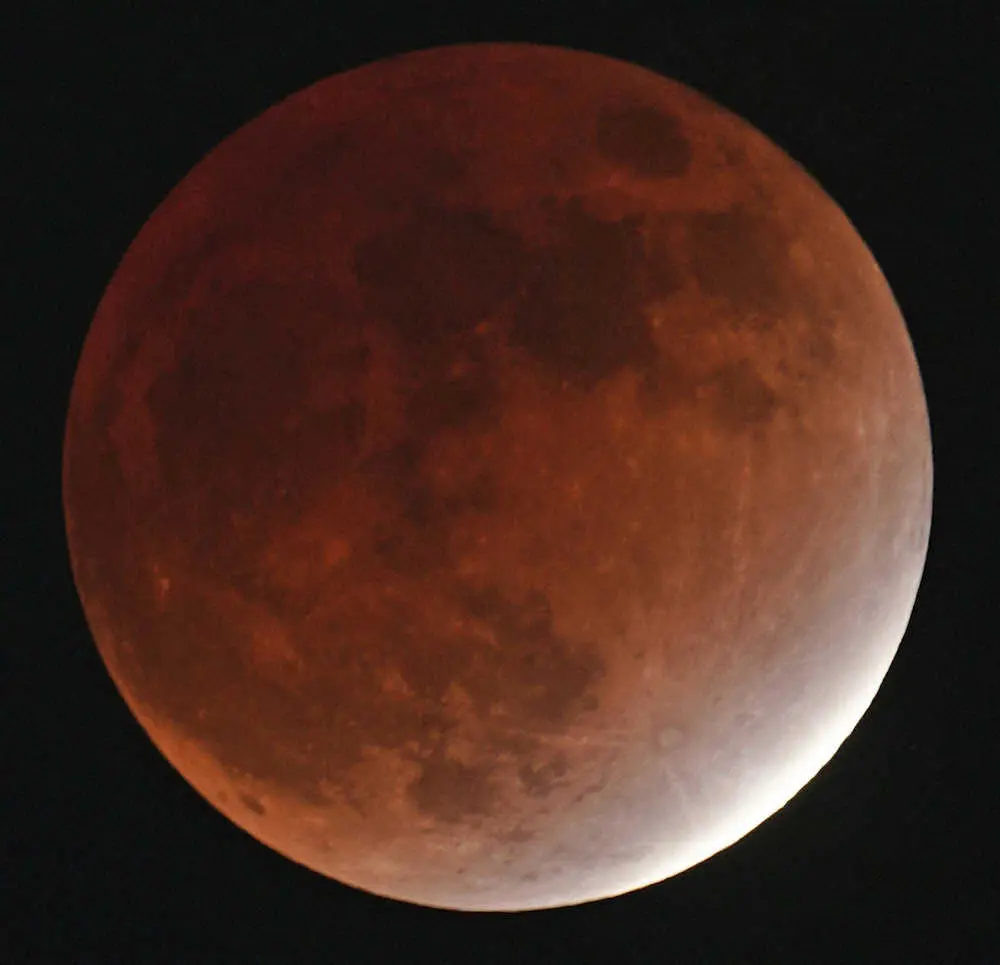 “ほぼ皆既月食”観測　97・8％が欠けた赤銅色の月　午後7時47分ごろに終了