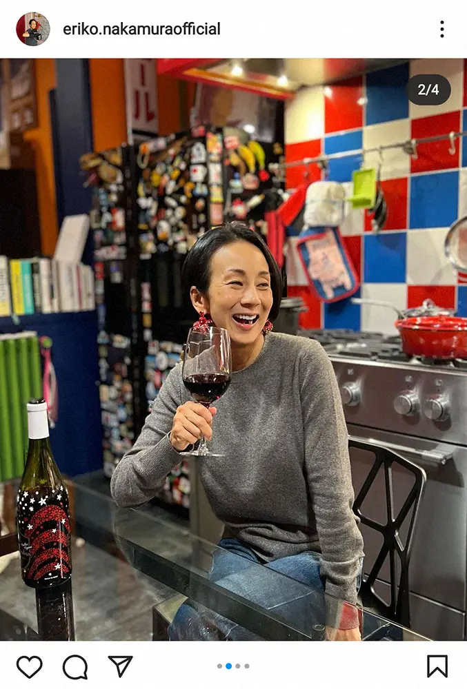 【画像・写真】中村江里子　自宅のキッチンで“家飲み”姿に「カラフルで素敵」「いい感じにほろ酔い」の声