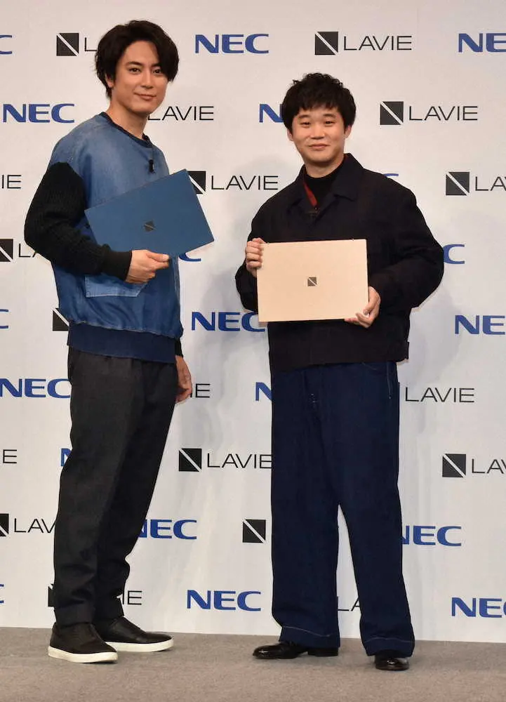 「NEC　LAVIE　新CM発表会」に登場した間宮祥太朗（左）と矢本悠馬