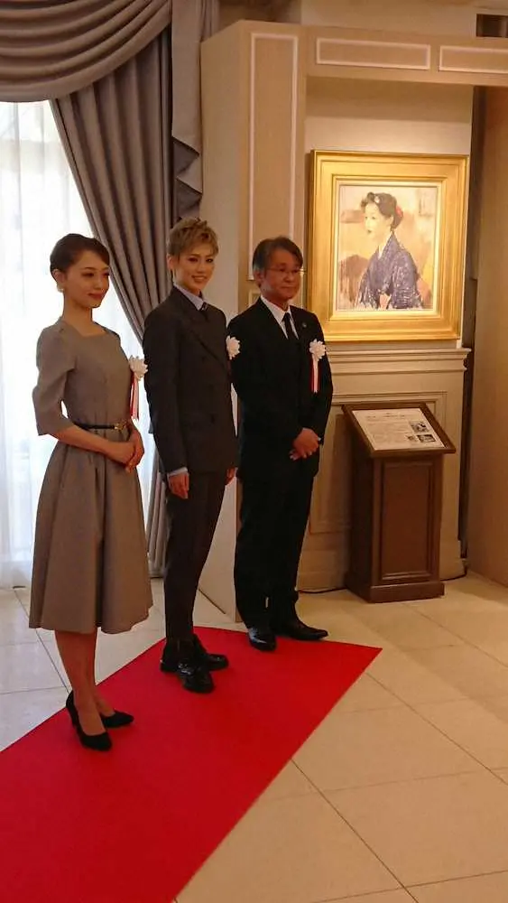 八千草薫さんの肖像画複製パネルの展示除幕式に出席した’宝塚歌劇団の（左から）朝月希和、彩風咲奈、木場健之理事長