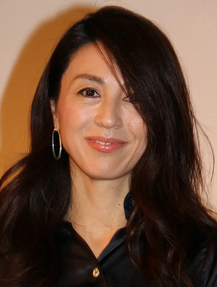 雨宮塔子　パリっぽい内装の試着室での大人なデニムコーデ披露「パリのセンスってめちゃ素敵」