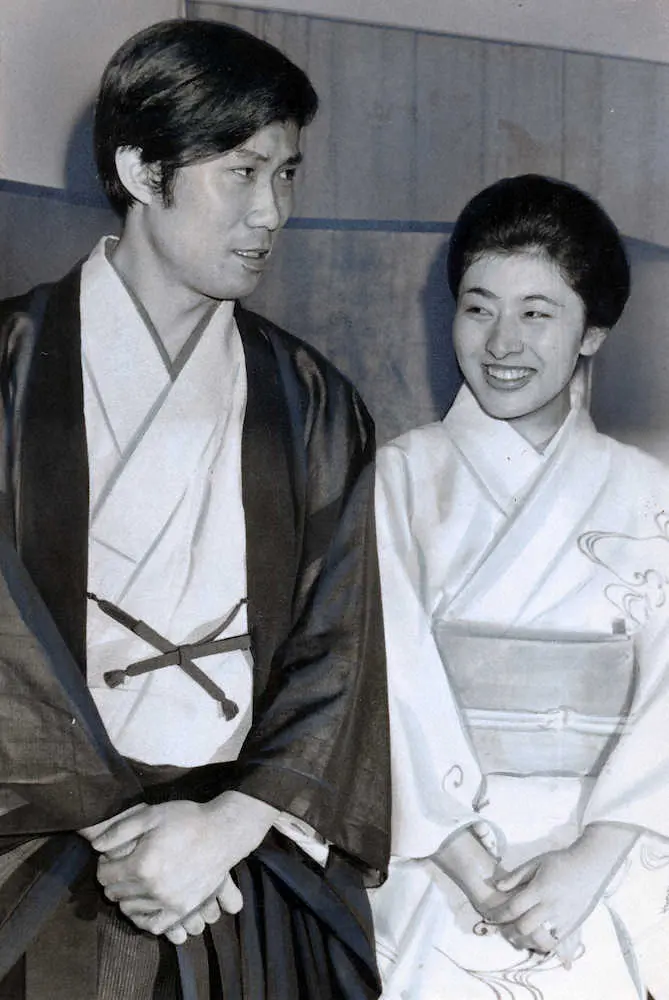 74年、山本知佐さんとの婚約を発表する中村吉右衛門さん