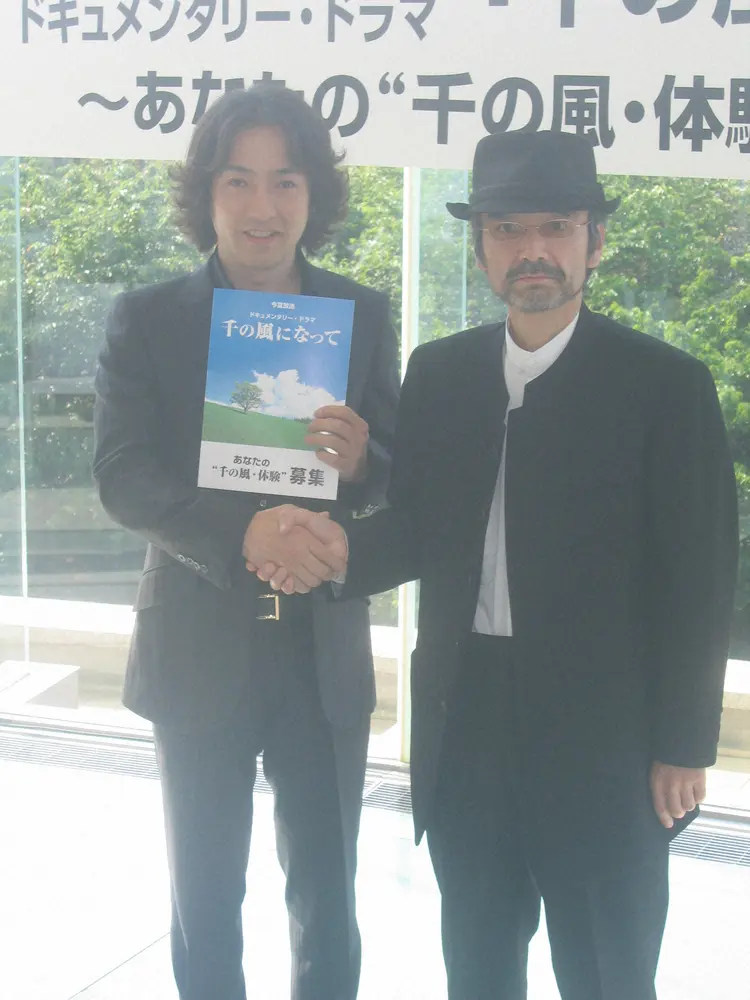2007年、「千の風になって」スペシャルドラマ発表会見に出席した秋川雅史（左）と翻訳した新井満氏