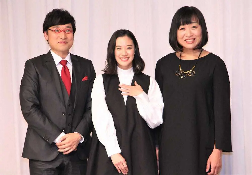19年6月の結婚会見で笑みを浮かべる(左から）山里亮太、蒼井優、しずちゃん